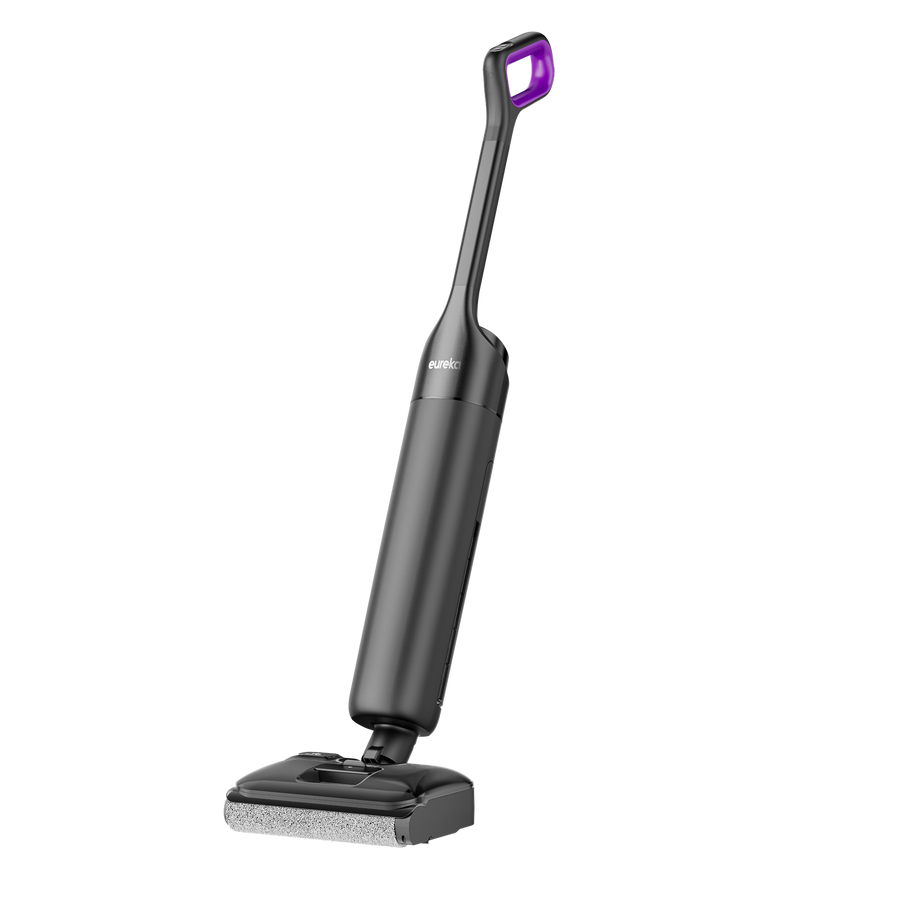 Aspirateur laveur sans fil Eureka FloorShine 460 à plat sous un meuble